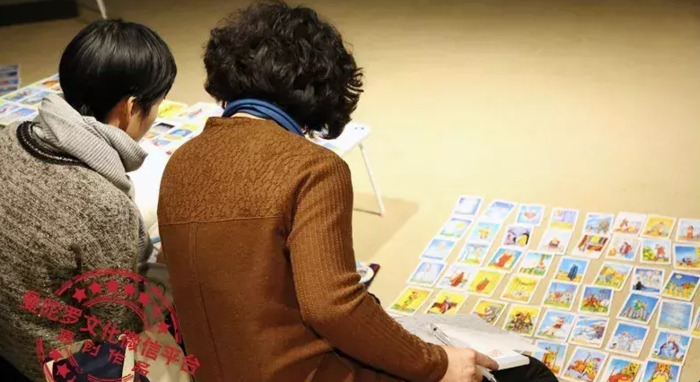 爱玩塔罗牌的女生【为什么女生喜欢用塔罗牌】