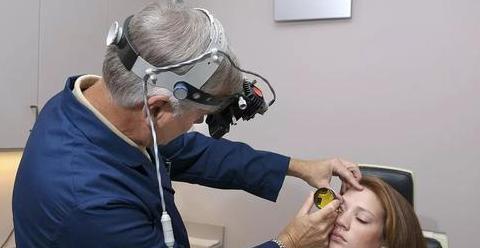 右眼下眼睑一直跳吉凶【左眼下眼睑跳动是什么预兆女】