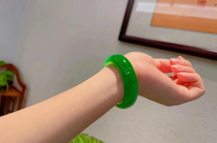 假玉镯对身体有哪些伤害【假玉镯是什么材料做的】