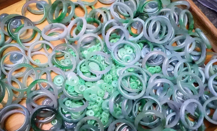 假玉镯对身体有哪些伤害【假玉镯是什么材料做的】