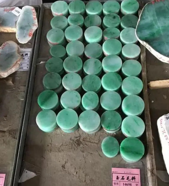 假玉镯对身体有哪些伤害【假玉镯是什么材料做的】