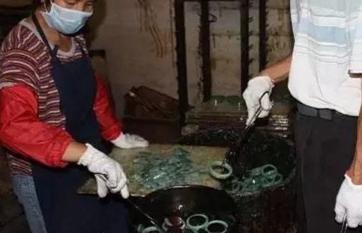 假玉镯对身体有哪些伤害【假玉镯是什么材料做的】