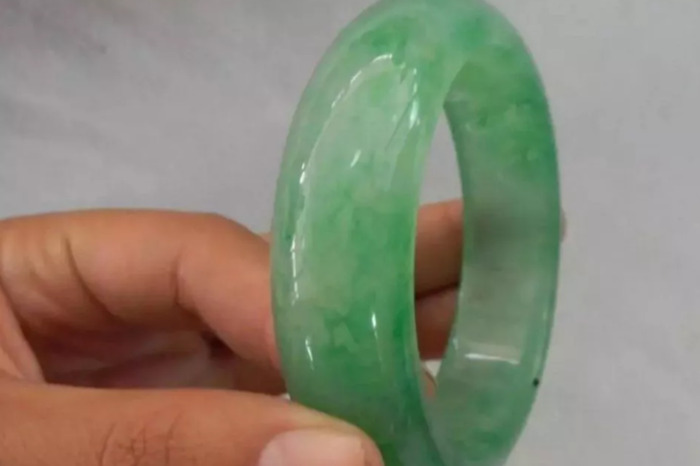 假玉镯对身体有哪些伤害【假玉镯是什么材料做的】
