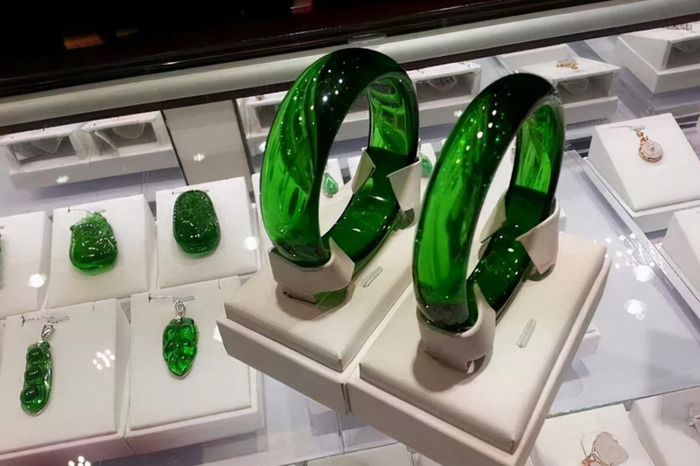 假玉镯对身体有哪些伤害【假玉镯是什么材料做的】