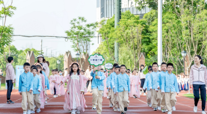 赞美孩子运动会的说说上海南京路附近有什么好玩的地【家长赞美孩子运动会的说说】