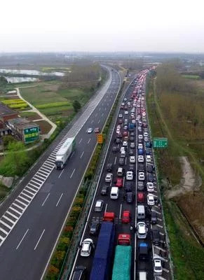 国庆拥堵的说说【国庆堵车的句子】