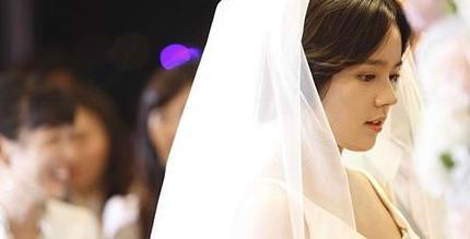 左肩膀右肩膀有痣的女人【右肩膀有痣的女人代表什么意思】