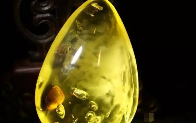 花珀佩戴功效与作用价格【花珀的功效与作用是什么,佩戴花珀的好处有哪些】