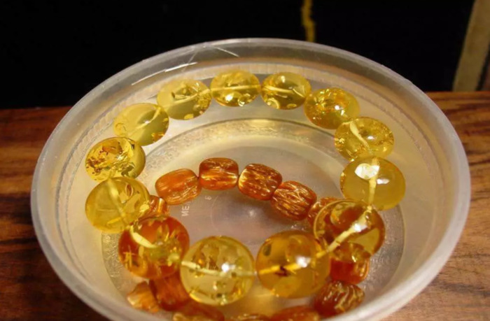 花珀佩戴功效与作用价格【花珀的功效与作用是什么,佩戴花珀的好处有哪些】