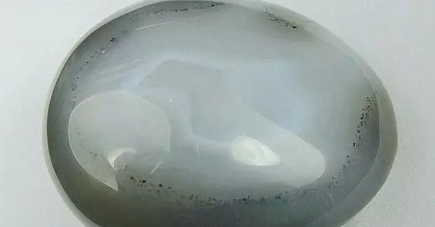 花珀佩戴功效与作用价格【花珀的功效与作用是什么,佩戴花珀的好处有哪些】