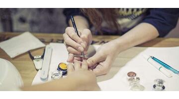 卸美甲多少钱有甲片【卸美甲多少钱家常办法】