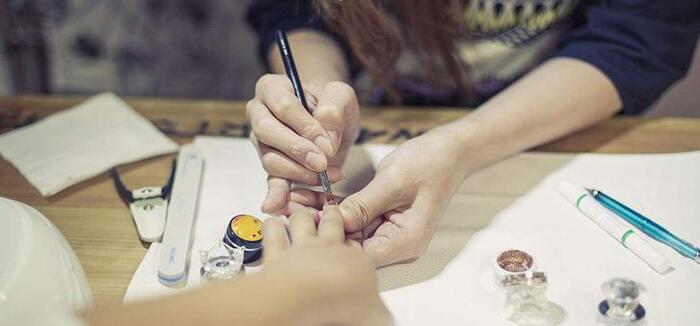 卸美甲多少钱有甲片【卸美甲多少钱家常办法】