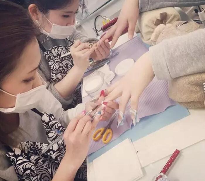 卸美甲多少钱有甲片【卸美甲多少钱家常办法】