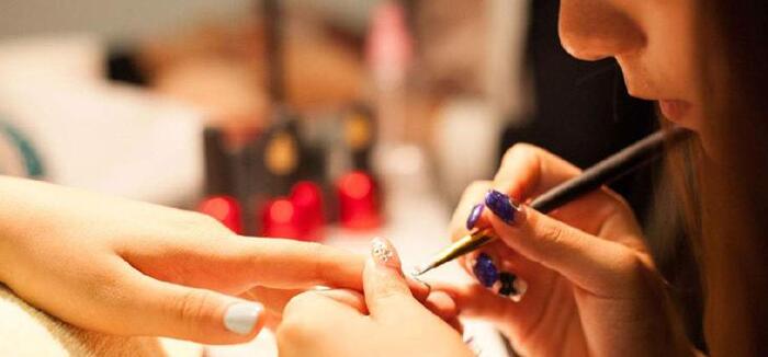 卸美甲多少钱有甲片【卸美甲多少钱家常办法】