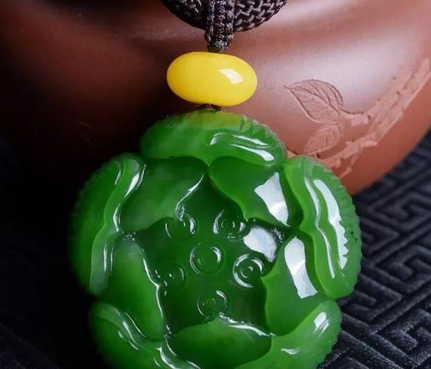 碧玉好还是和田白玉好【和田碧玉和翡翠哪个好啊】