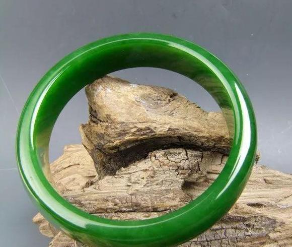 碧玉好还是和田白玉好【和田碧玉和翡翠哪个好啊】