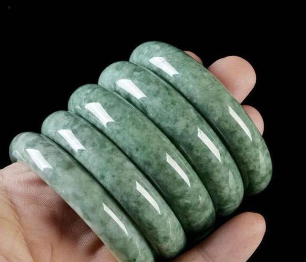 碧玉好还是和田白玉好【和田碧玉和翡翠哪个好啊】