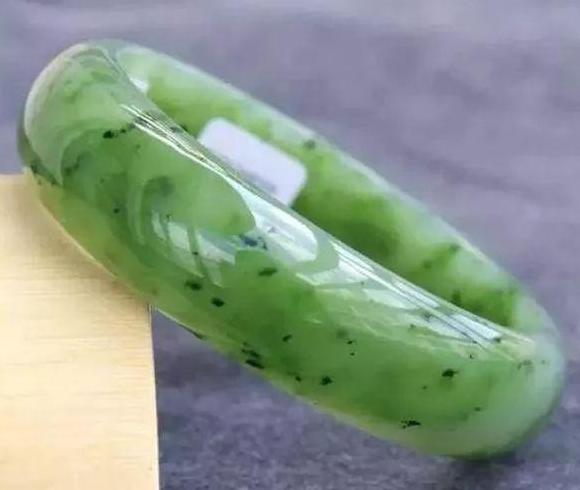 碧玉好还是和田白玉好【和田碧玉和翡翠哪个好啊】