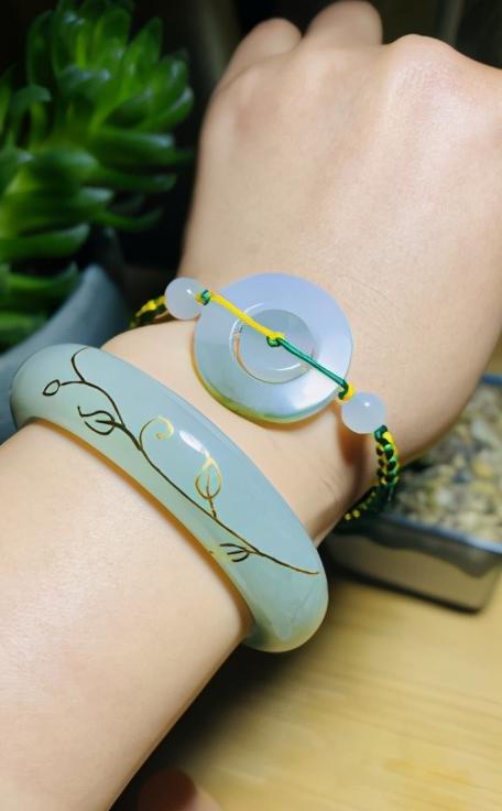 佩戴翡翠有什么好处吗【戴翡翠有什么好处呢】