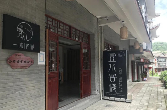 百里杜鹃附近【百里杜鹃风景名胜区住哪里好】