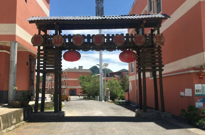 百里杜鹃附近【百里杜鹃风景名胜区住哪里好】