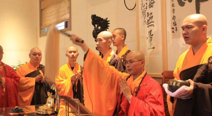 太乙真人的拂尘图片【道姑手拿拂尘图片】