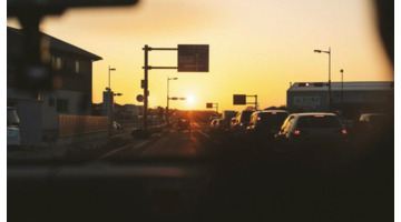 公交车窗外图片【女生夜晚手伸出车窗外图片】