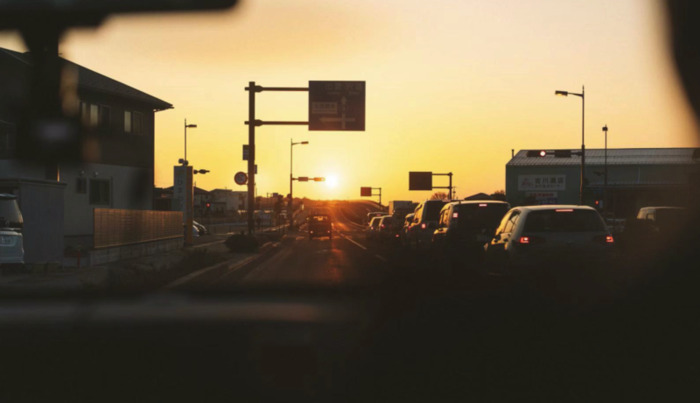 公交车窗外图片【女生夜晚手伸出车窗外图片】