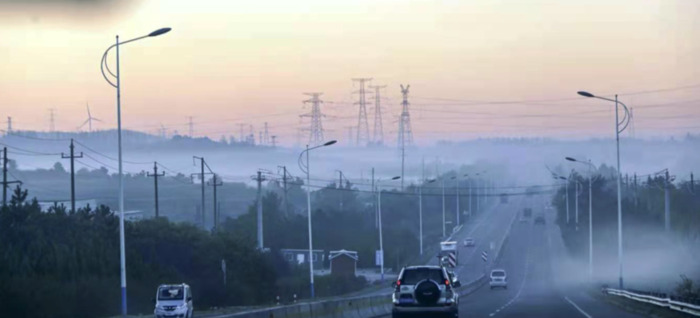 公交车窗外图片【女生夜晚手伸出车窗外图片】