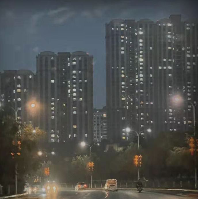 公交车窗外图片【女生夜晚手伸出车窗外图片】