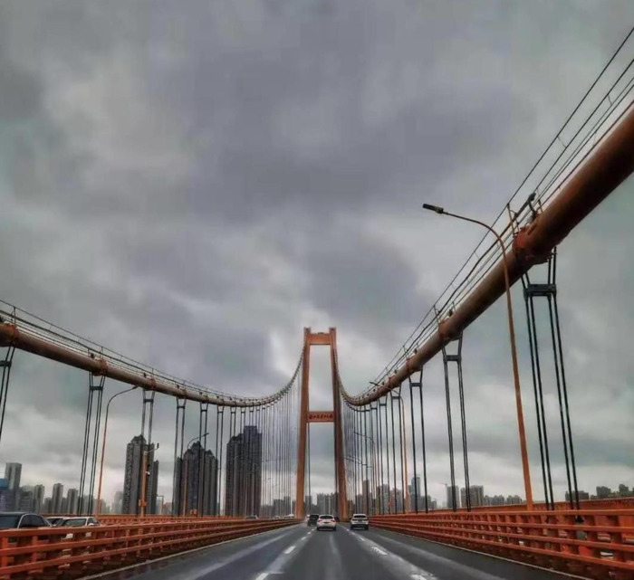 公交车窗外图片【女生夜晚手伸出车窗外图片】