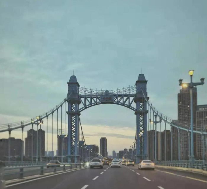 公交车窗外图片【女生夜晚手伸出车窗外图片】