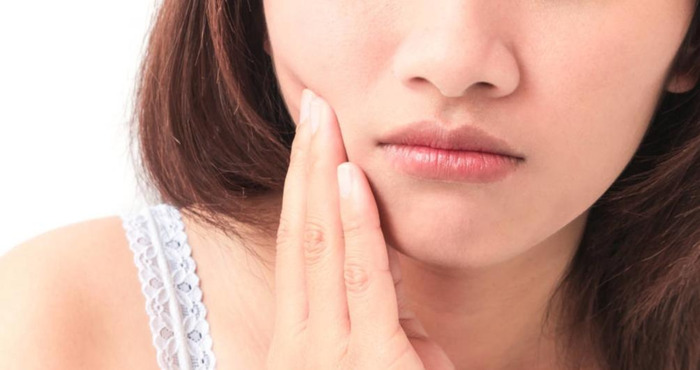 打哈欠下巴错位自救手法【打哈欠下巴经常错位怎么办】