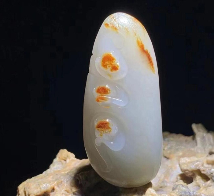 新疆和田玉籽料与俄籽料区别【和田碧玉新疆料和俄料的区别】