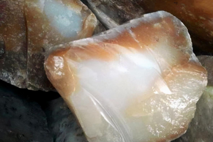 新疆和田玉籽料与俄籽料区别【和田碧玉新疆料和俄料的区别】