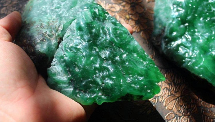 新疆和田玉籽料与俄籽料区别【和田碧玉新疆料和俄料的区别】