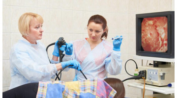 做肠镜姿势怎么样的【病人做肠镜的姿势图片】