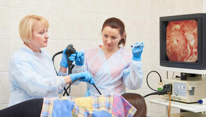 做肠镜姿势怎么样的【病人做肠镜的姿势图片】