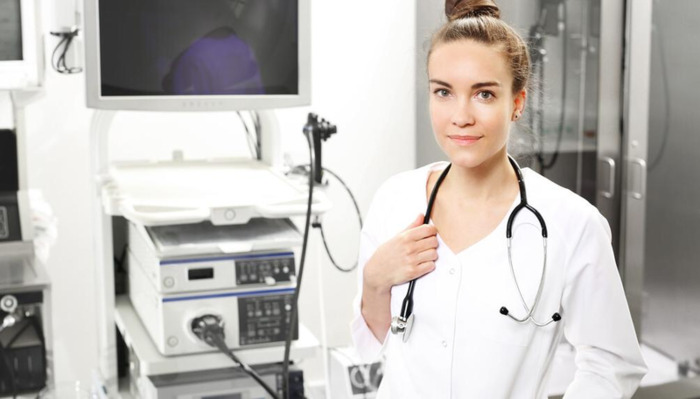 做肠镜姿势怎么样的【病人做肠镜的姿势图片】