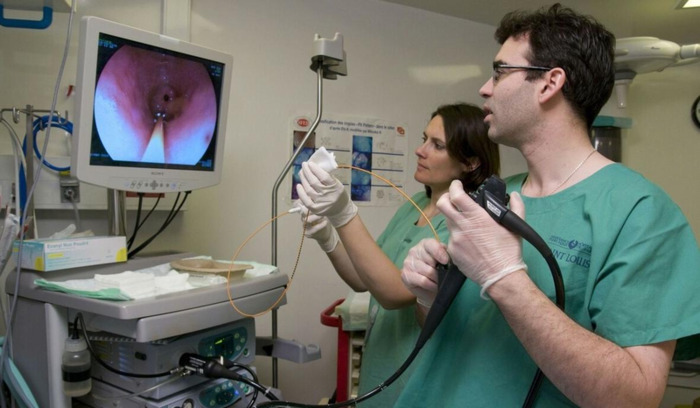 做肠镜姿势怎么样的【病人做肠镜的姿势图片】