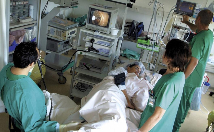 做肠镜姿势怎么样的【病人做肠镜的姿势图片】