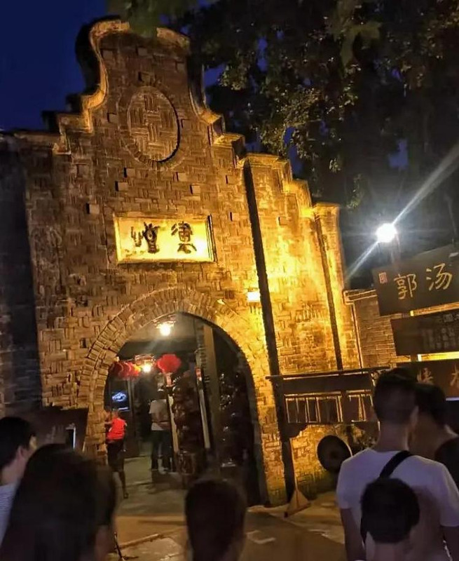 宽窄巷子晚上怎么样【宽窄巷子白天好看还是晚上好看】