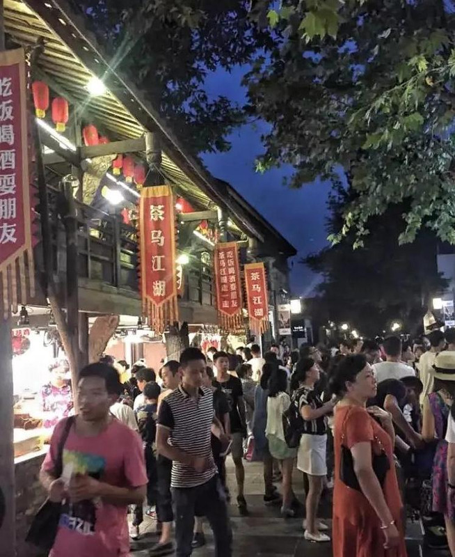 宽窄巷子晚上怎么样【宽窄巷子白天好看还是晚上好看】