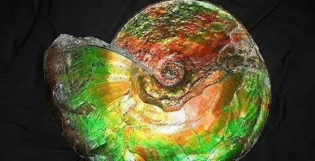 水晶洞洞口方向的摆放【水晶洞摆放在家里哪个位置】