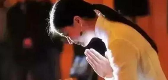 磕大头和磕小头哪个功德大【磕头的功德最大吗】