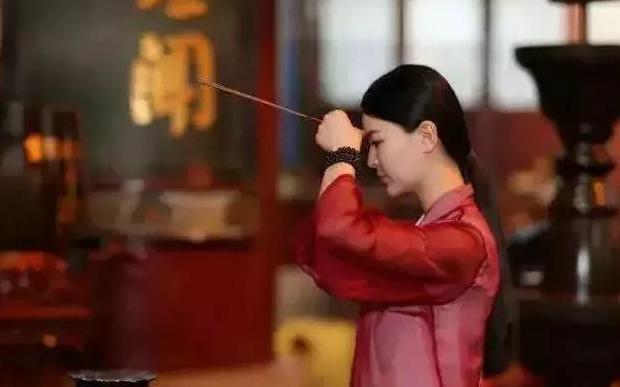 磕大头和磕小头哪个功德大【磕头的功德最大吗】