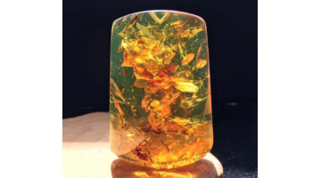 女性戴血珀好还是石榴石哪个好【女人戴血珀好吗】