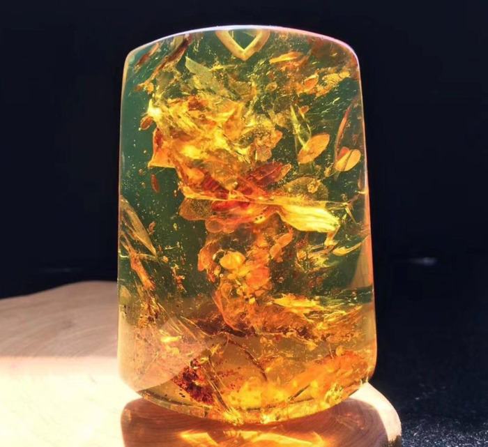 女性戴血珀好还是石榴石哪个好【女人戴血珀好吗】