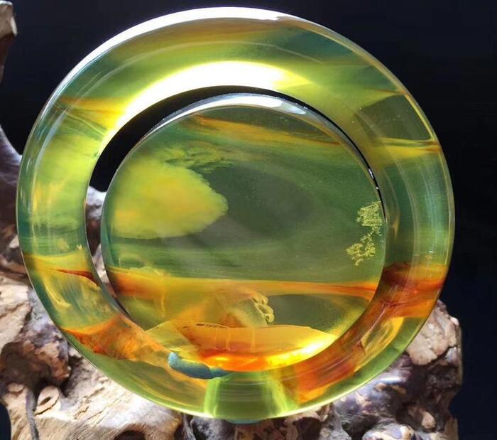 女性戴血珀好还是石榴石哪个好【女人戴血珀好吗】