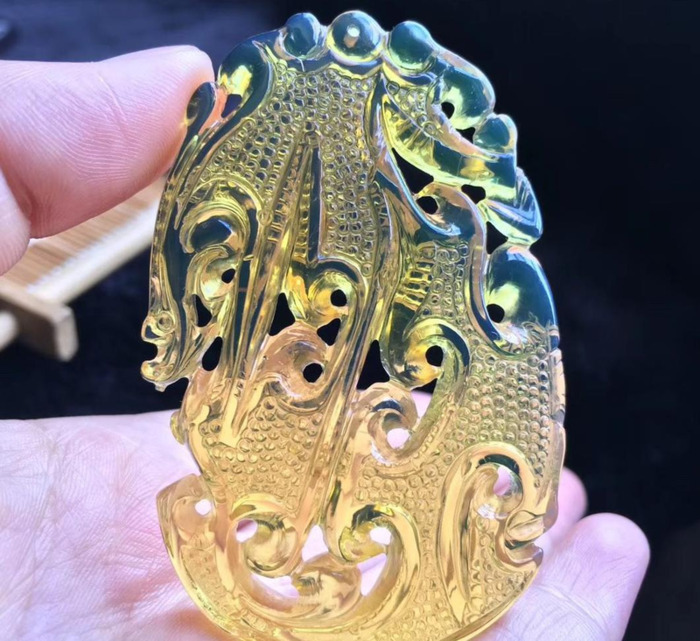 女性戴血珀好还是石榴石哪个好【女人戴血珀好吗】